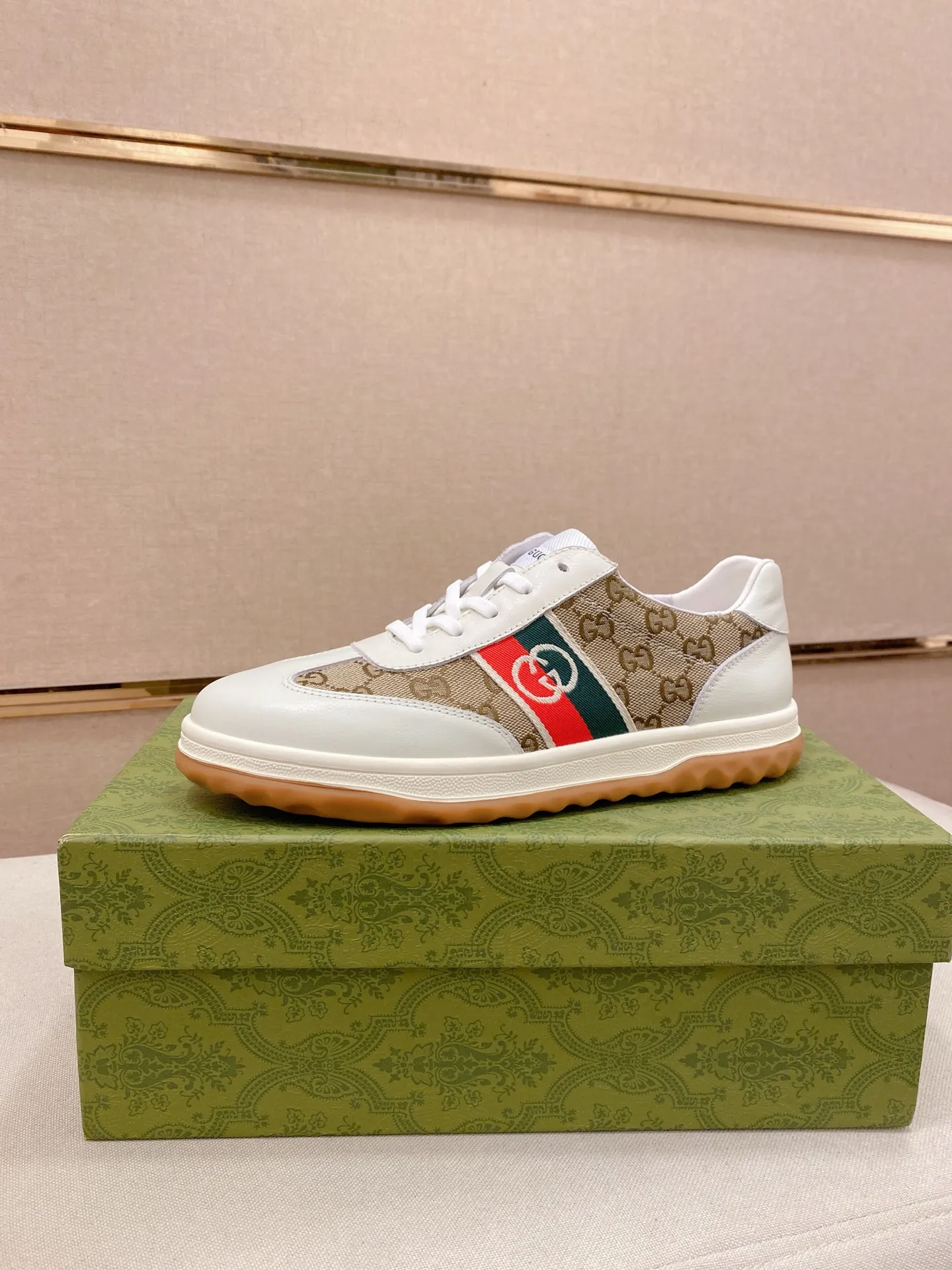 Men's shoes 💰 420 💰 High-quality new GUCCI counters are launched simultaneously. The new men's shoes, 😘fabrics are selected from imported cowhide, and the lining is sheepskin lining. 👍🏿 High-end ☄️ air-cushion molded anti-slip rubber outsole, exquisite lines, simple and elegant, comfortable and high-end for leisure travel. Code number: 38 to 44 (45 can be customized and cannot be returned or exchanged)